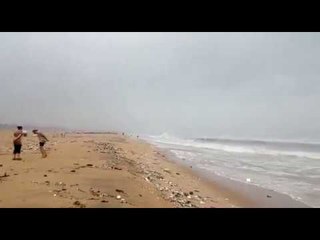Vardah cyclone: Sea eruption in Chennai's seashores - Oneindia Tamil