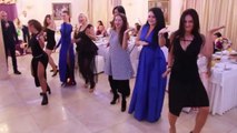 Düğünde kızlardan harika dans şov