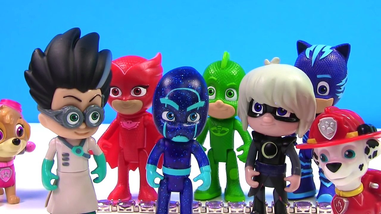 PJ Masks Romeo Traps Paw Patrol Marshall & Skye in GIANT GUMMY BEARS | Fizzy Toy Show Mash