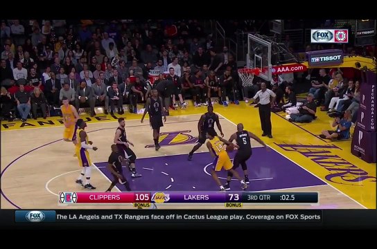 Jamal Crawford rentre un panier du milieu de terrain