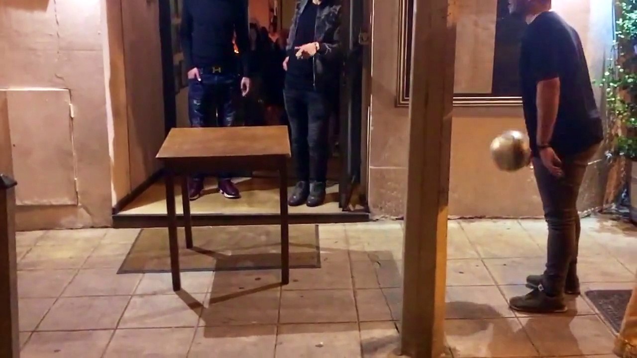 Maxime Lopez partage une partie de foot pong à la sortie d'un restaurant niçois...