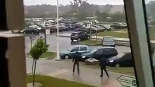 Поскользнувшийся_водитель_влетел_в_дверь_своего_автомобиля_на_Ставрополье
