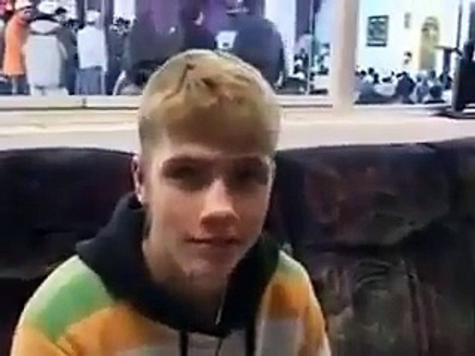 شاب 14 سنة يعتنق الاسلام على ايدي الاحباب في مركز الدعوة بفرنسا