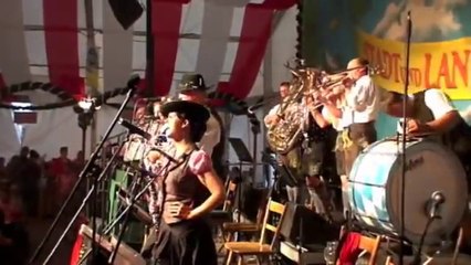 Ce batteur est complètement fou à l'Oktoberfest... TROP DE BIERE