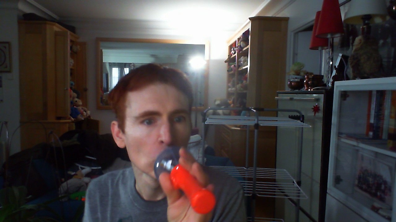 Wiwi égratigne "vivre dans ta lumière" de Youri Djorkaeff