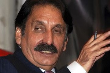 chief justice of Pakistan standing in a line insulted by crowed