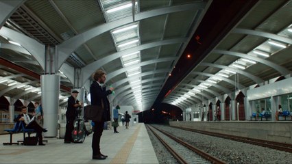 Pub PERRIER : T-Rex dans le métro