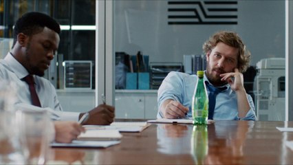 Pub PERRIER : Requin dans le bureau