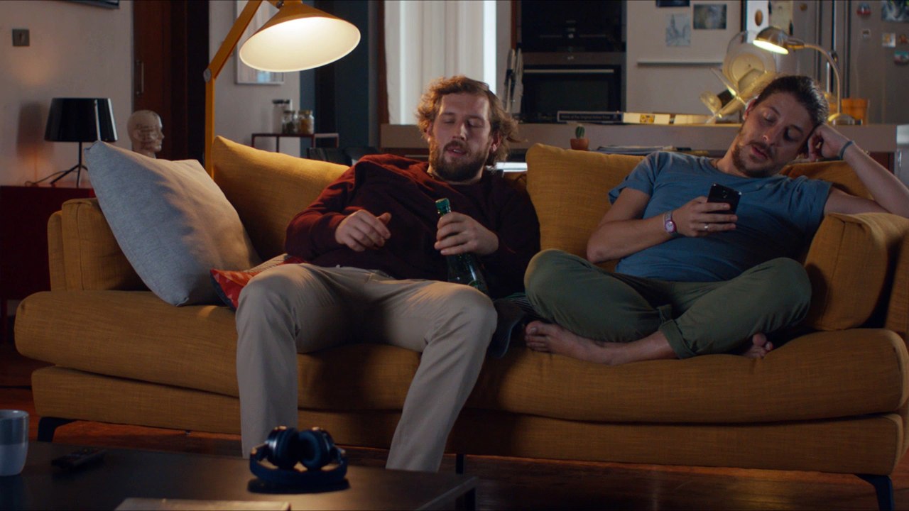 Pub PERRIER : Chat dans le salon