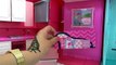 Barbie Camper voor vier Barbies met zwembad en keuken Demo Barbie goes camping in her new