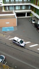 Un policier oublie de serrer son frein à main en déposant quelqu'un à l'hôpital