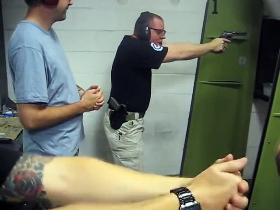 Un instructeur de tir se loupe avec son arme pendant un cours !