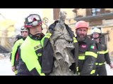 Norcia (PG) - Terremoto, recuperata la statua di bronzo di San Benedetto (22.03.17)