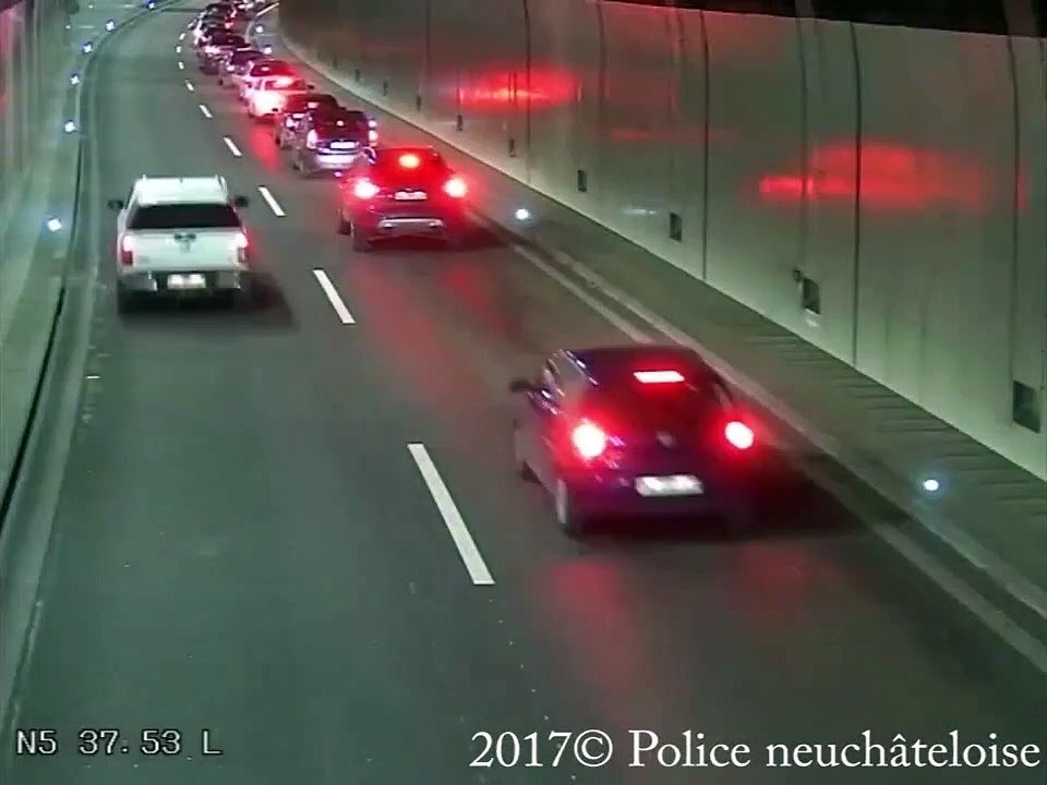 Il déboîte dans un tunnel sans regarder derrière lui