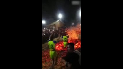 Скачать видео: Vous serez ébahis en voyant ces Indiens marcher et courir à pieds nus sur du feu