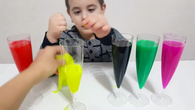Узнайте цвета с цветной воды для Дети детей младшего возраста Плохо дитя Узнает цвета как