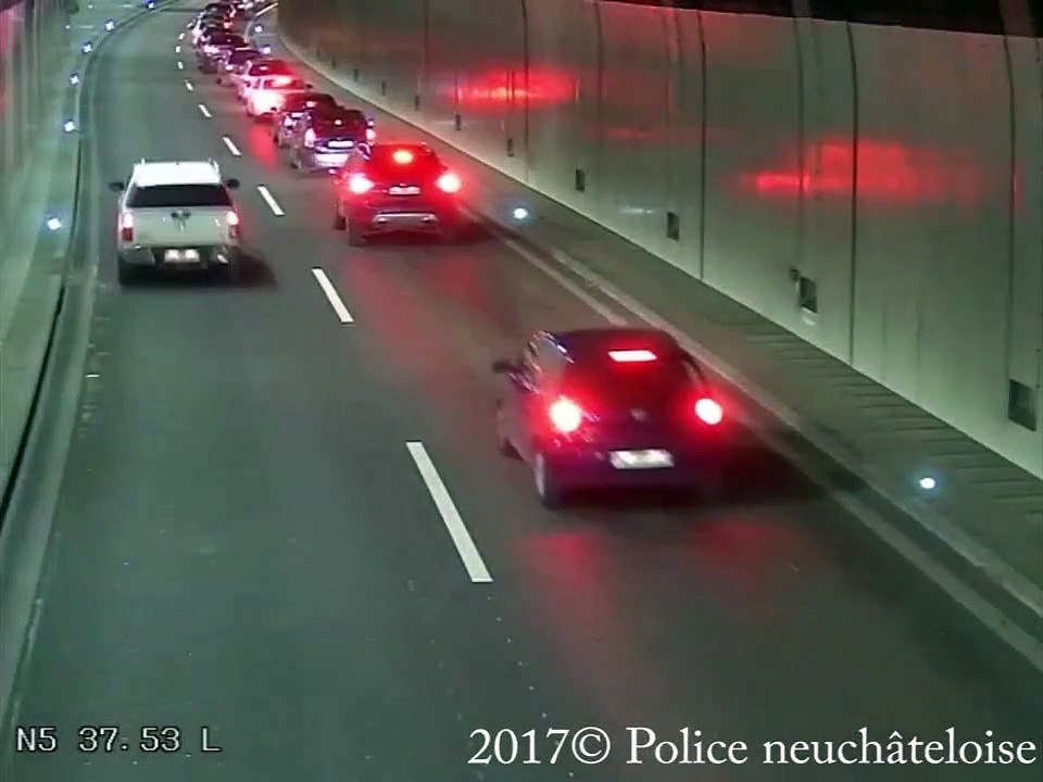 Un automobiliste déboite sans regarder dans un tunnel