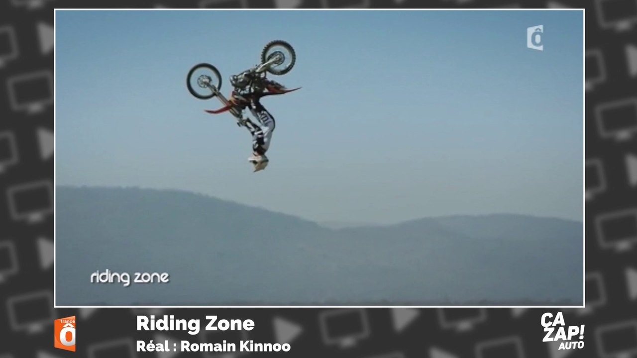 Il fait un saut à moto au dessus d'un avion en plein décollage !