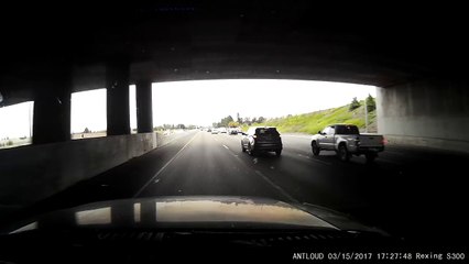 Ce motard se fait percuter sur l'autoroute par un automobiliste inconscient.