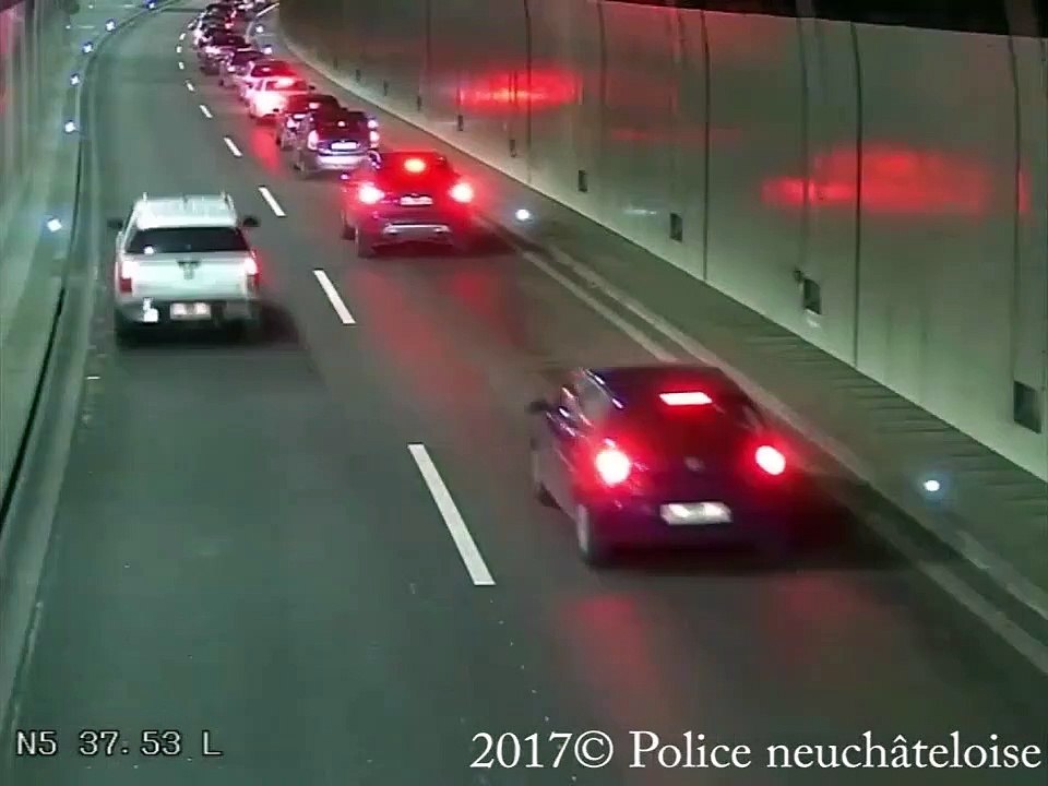 Voilà ce qui arrive quand un automobiliste déboite sans regarder dans un tunnel