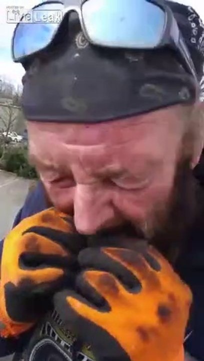 Ce gars dégueux mange une énorme araignée loup