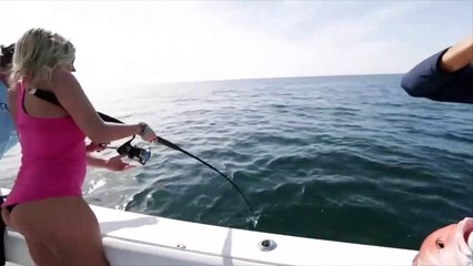 Cette jolie fille en petite tenue apprend à pêcher !