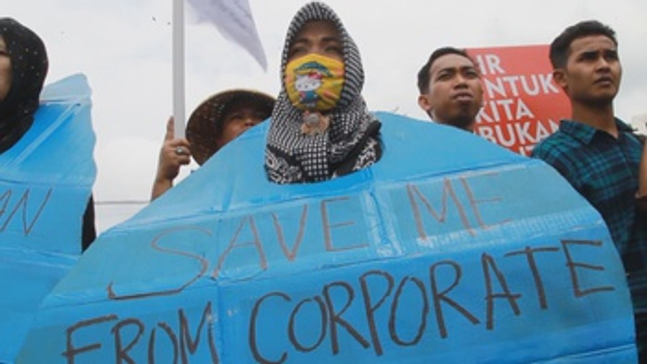 Activistas protestan contra la construcción de una fábrica de cemento en Indonesia