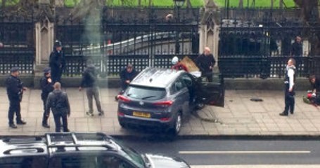 Londra parlemento Binası Önünde Terör Saldırısı! Saldırgan Yayaları Ezdi, Ateş Açtı