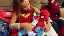 Ребенка-паук и Эльза ребенок ПОКАКАЕТ против Джокера шприц! Чудо-Женщина Супермен Розовый Человек-Паук В Реальной Жизни