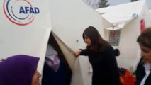 Bakan Akdağ'ın Eşi Depremzedeleri Yalnız Bırakmadı