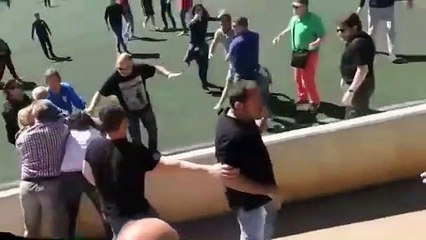 Video herunterladen: Une bagarre générale entre parents lors d'un match de jeunes