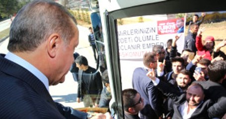 Erdoğan 'Bozkurt' İşaretine Ellerini Birleştirerek Cevap Verdi