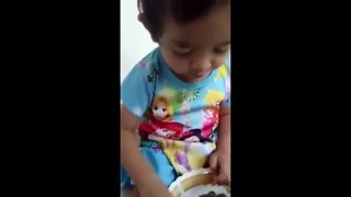 Une mère fait manger des asticots vivants à sa fille
