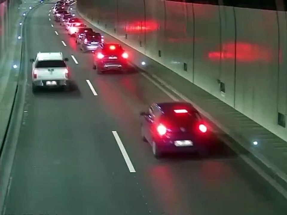 Un automobiliste déboite sans regarder derrière lui