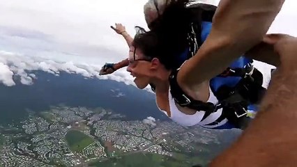 Paraşütle Atlamada Ayılıp Bayılan Kız