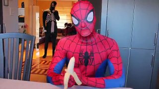 Amazing Spiderman vs Negro de Spiderman BROMA En la Vida Real de Superhéroes de las películas de Poo y Kis