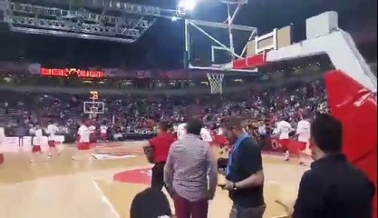 Igrači Zvezde i Olimpijakosa izaze na parket uz zvuke pesme Flojd