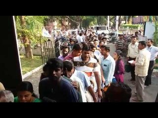 Currency exchange- Watch people throng banks - Oneindia Tamil