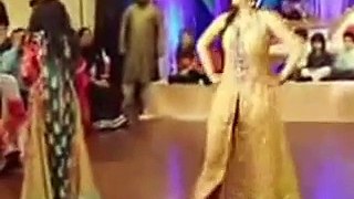 A Glamorous Pakistani Wedding Mehndi Dance