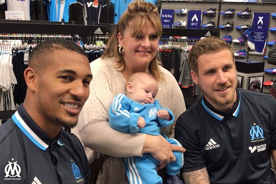 La séance de dédicaces de Vainqueur et Sertic à Intersport