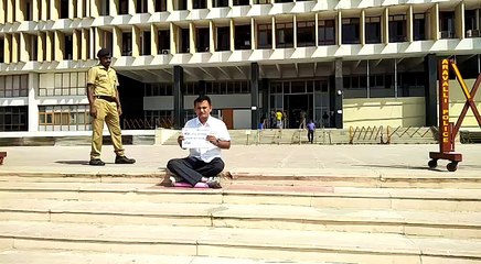 Gujarat Congress MLA Paresh Dhanani sitting on steps of Assembly building