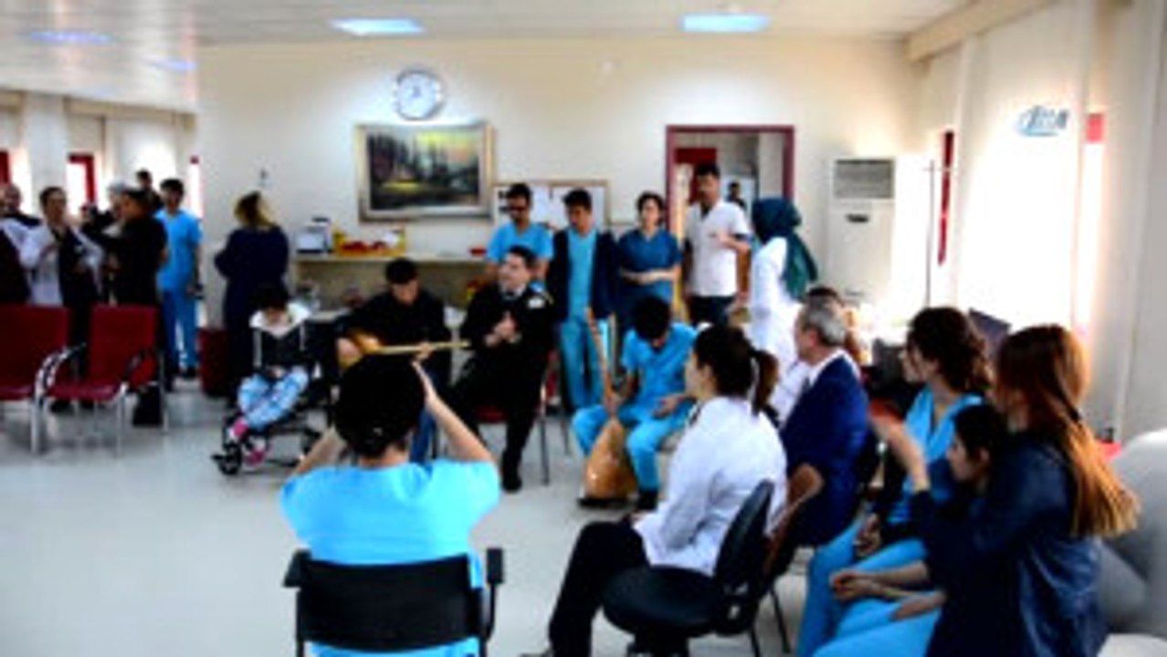 Kanser Hastaları Bağlama Eşliğinde Şarkı Söyleyip Halay Çekti