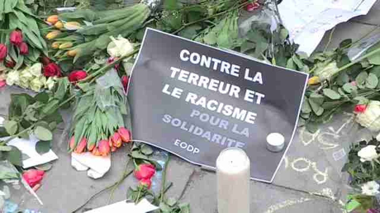 Un año después de los atentados, se manifiestan en Bruselas por la paz, el amor y la unión