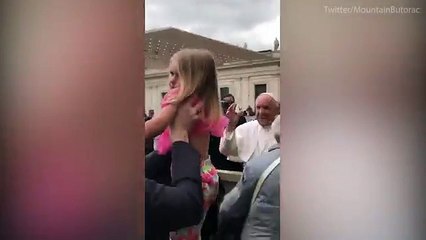Ja çfarë i bën kjo vajzë Papës, nuk do ta besoni reagimin e tij
