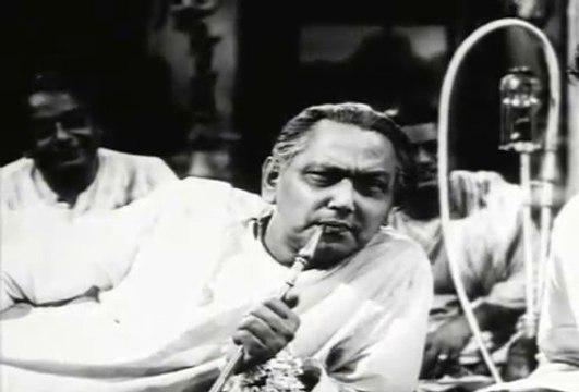 En cette période de déclin. Je me prends à rêver que la caste de nos aristocrates sacrifirait tout au nom des arts...Le Salon de Musique. .