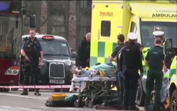 Londra - auto sui pedoni e spari fuori dal parlamento: 5 morti