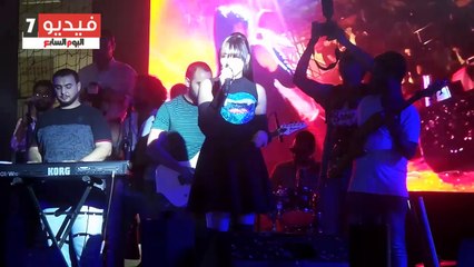 ساندى تغنى "الحلم" لايف