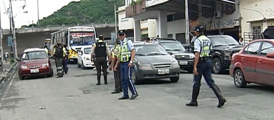 Detuvieron a dos sospechosos con arma y dinero en mano en el centro de Guayaquil