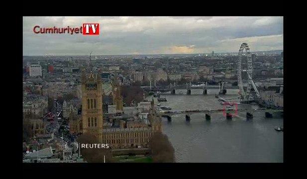 İşte Londra'daki saldırı anın görüntüleri: Canını kurtarmak için köprüden atladı