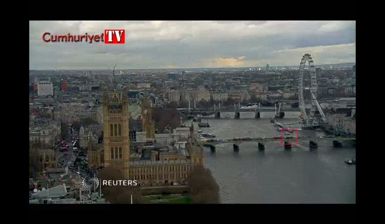 İşte Londra'daki saldırı anın görüntüleri: Canını kurtarmak için köprüden atladı